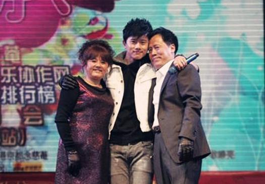 谢娜父亲从艺50年，携妻子登台演出尽显恩爱，力赞女婿