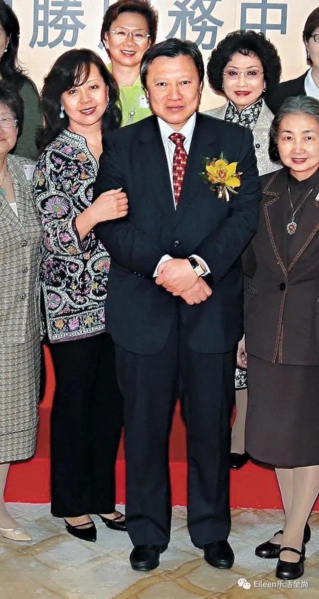 分300亿给美貌儿媳？新晋女首富经历了什么赌王都来吃瓜