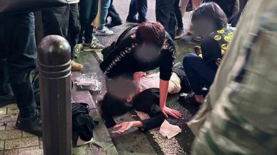 日本牛郎主播被当街砍杀，吃女粉丝软饭，还将其打到毁容住院半年