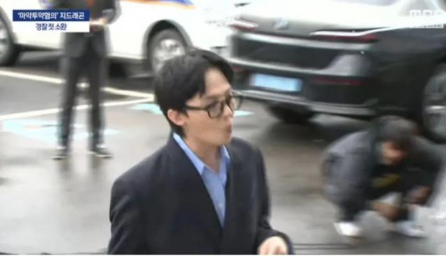 伸懒腰迷魂步目光犀利，权志龙否认吸毒，提到情色场所却含糊了