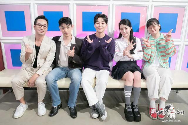 初次见面男方直球表白，相差11岁的演艺情侣公开交往细节！