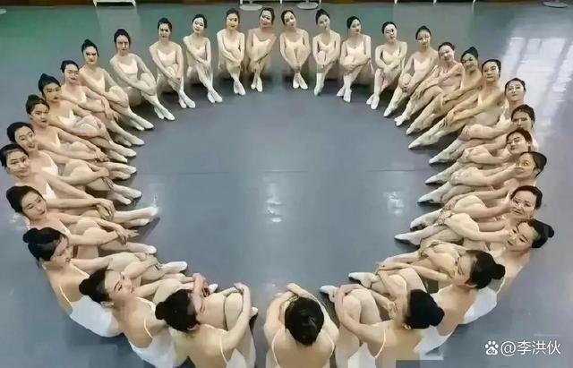 恒大三朵金花：白珊珊和林丹丹都与许老板撇清关系，就差钱香香