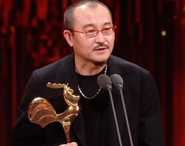 李雪健获金鸡最佳男配，王一博表情耐人寻味，各家心思猜不透