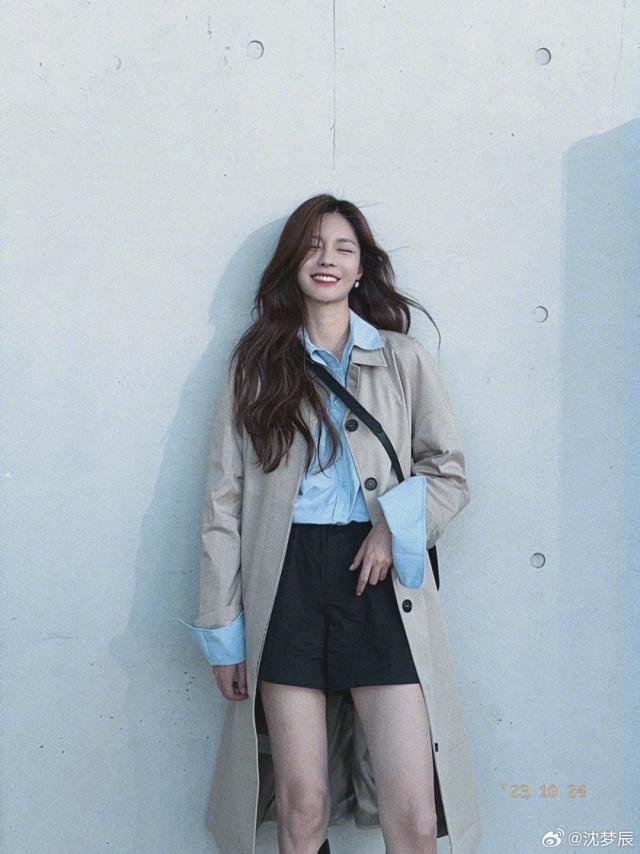 沈梦辰穿风衣露美腿 笑容甜美灿烂好治愈