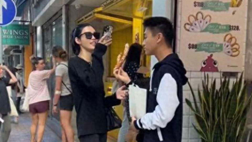 何猷君与奚梦瑶出街吃油条 被指像地主家的傻儿子