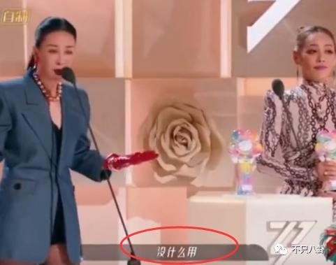 他被赶鸭子上架和女友求婚？起哄的人都挨骂了