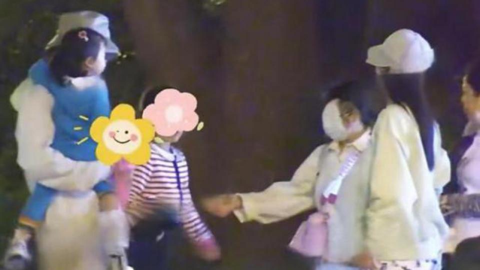 张杰谢娜一家五口在河边喂鱼 2岁小女儿侧脸像爸