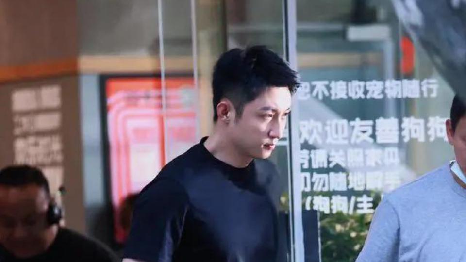 王雨馨再控诉：一年花上千万为黄景瑜买衣服，老家车房装修全包