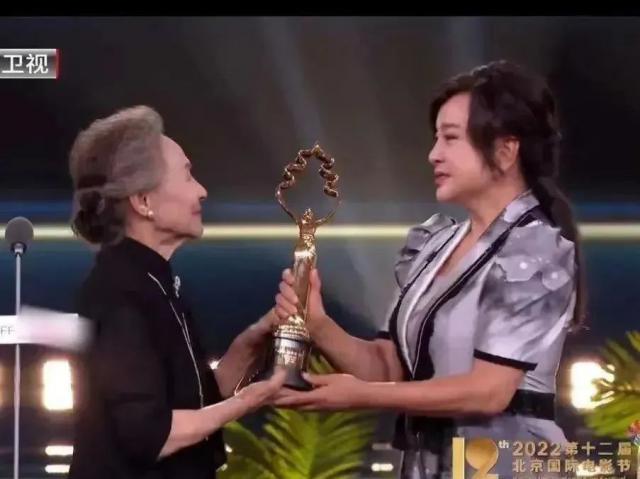 看了这9位55 女星现状，才知道前凸后翘，比不上优雅松弛