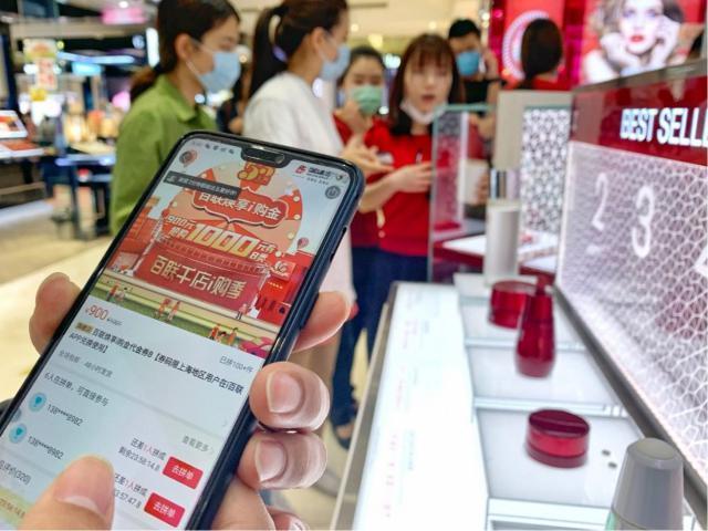 年轻人流行直播间种草，再去拼多多下单