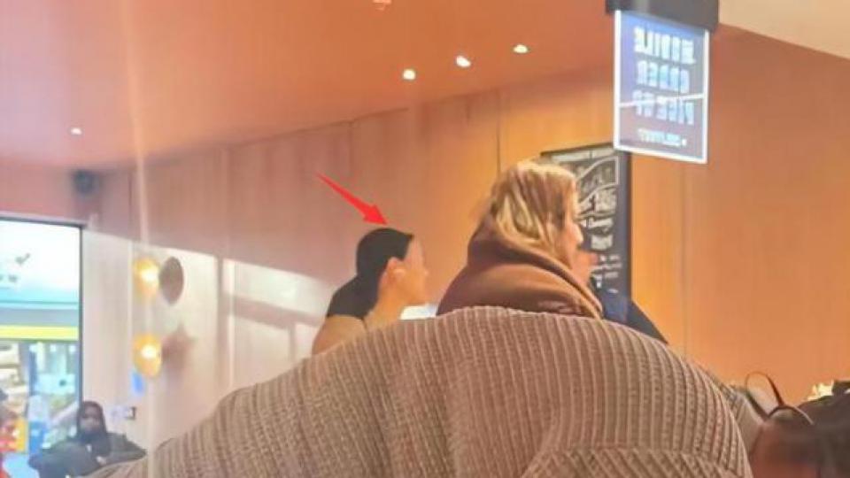 那英现身英国富人区喝星巴克，演唱会被抵制后当女儿陪读