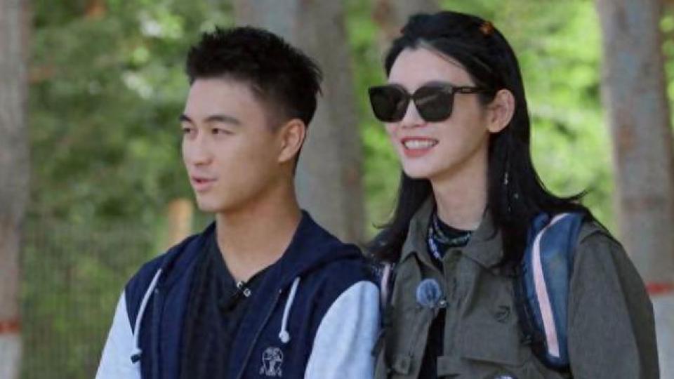 何猷君携奚梦瑶上综艺提及赌王父亲 暴露四房尴尬