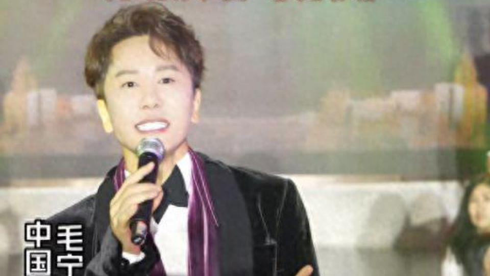 54岁毛宁商演出场费40万！紧搂美女富婆笑容灿烂