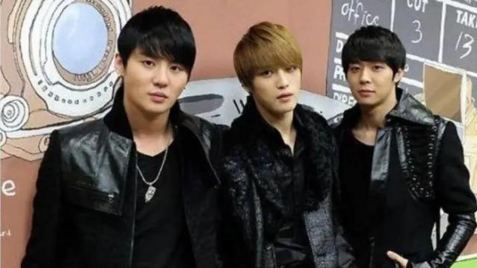 韩男团顶流塌房后仍不肯退休，和泰国富婆恋爱拿代言合约