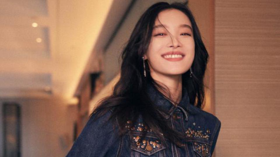 倪妮穿牛仔套装又酷又美 发丝飞舞气场全开