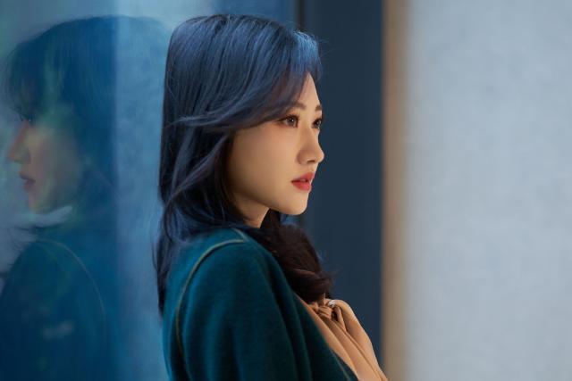 景甜穿皮裙露纤细美腿 大眼灵动明亮