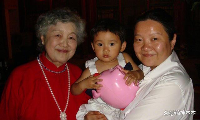 洪晃吹法国神药被指崇洋媚外，还在评论区狡辩辟谣