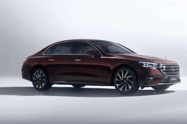 全新奔驰长轴距 E 级车将在广州车展上市，迈巴赫同款三角窗