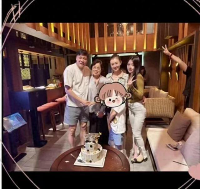 54岁范志毅生日晒全家福！一家5口3个国籍娇妻抢镜