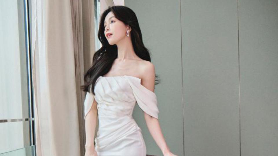 文咏珊穿白裙勾勒完美身材 卷发红唇太撩人