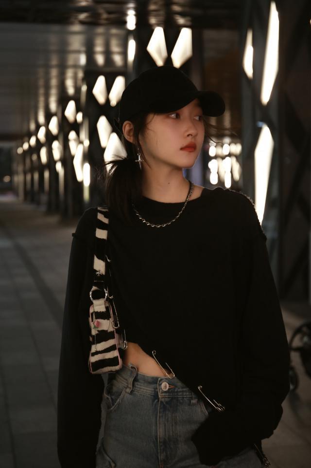 关晓彤穿黑衣露蛮腰 戴棒球帽秀精致侧颜