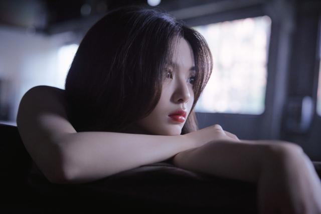 杨超越穿紫纱裙绝美 大长腿若隐若现