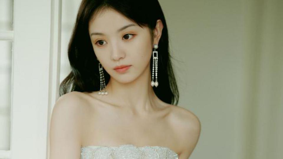 田曦薇穿抹胸纱裙露香肩 又甜又美娇俏可人