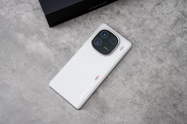iQOO 12 Pro评测：自研电竞芯片 潜望长焦，打造史上最好的iQOO手机！