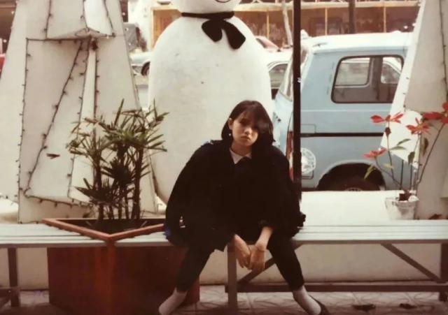 直播间里，伊能静贩卖自己