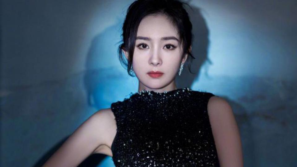 杨幂身材比例优越！穿露肩裙秀蛮腰长腿吸睛