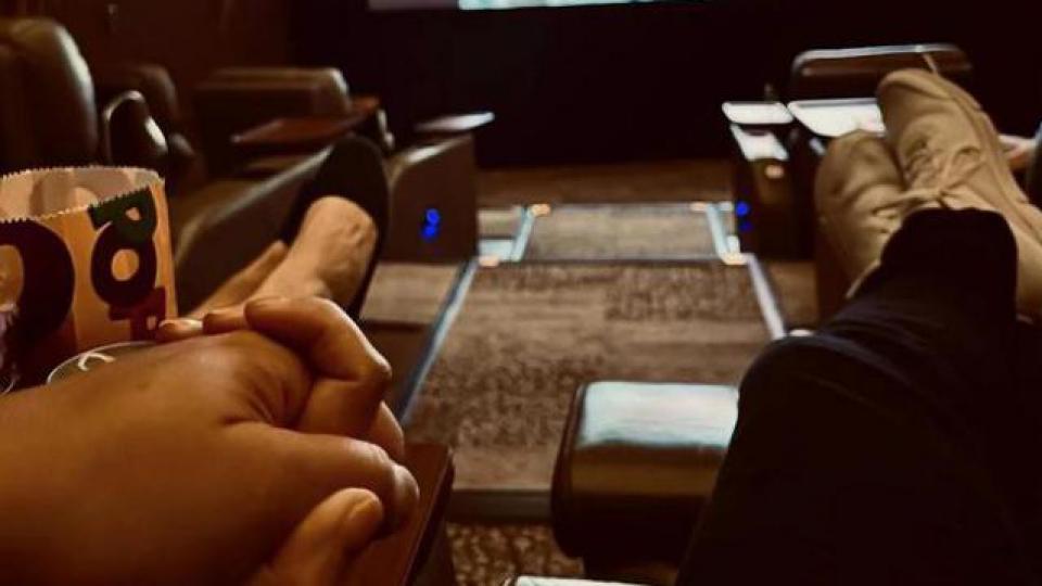 霍启刚包场请郭晶晶看电影 晒牵手照庆祝结婚11年