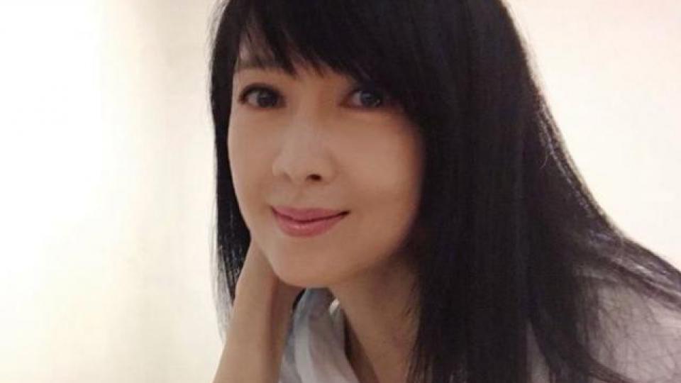 周慧敏晒自拍照庆56岁生日：白衣长发温柔笑容甜美