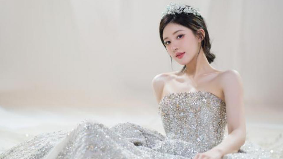 赵露思生日美照曝光 穿闪耀银河裙秀好身材