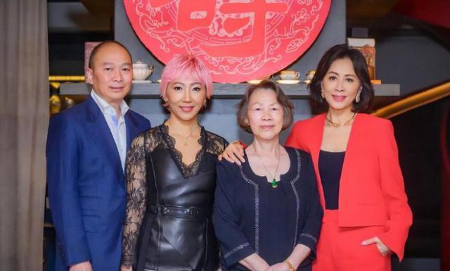 刘嘉玲晒母亲庆生照，身家10亿未生子，弟弟或成最大赢家