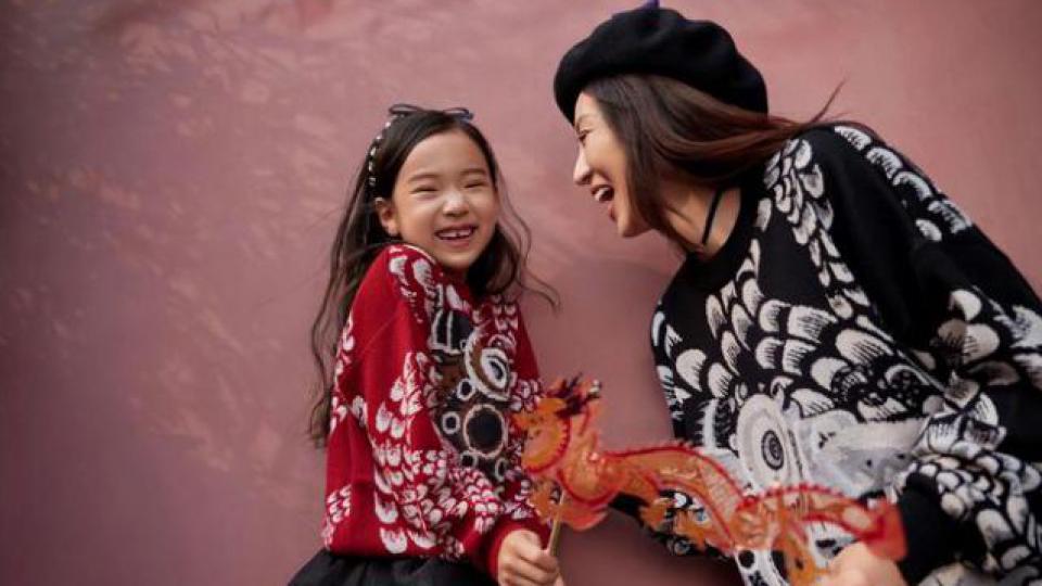 董璇晒与女儿亲子写真 7岁小酒窝镜头感十足