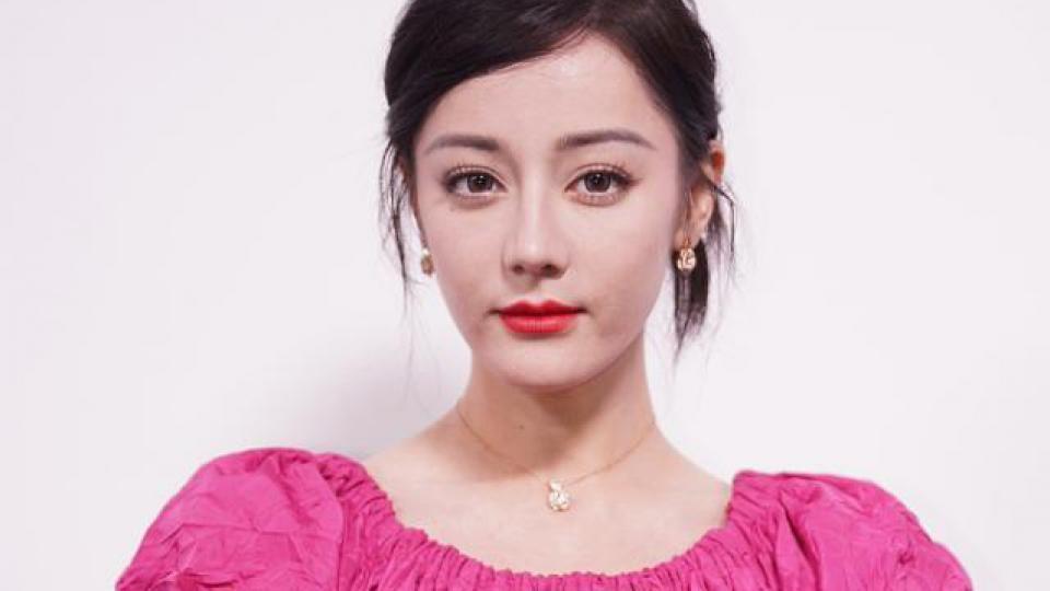 迪丽热巴玫红长裙造型出席活动 尽显甜美可爱