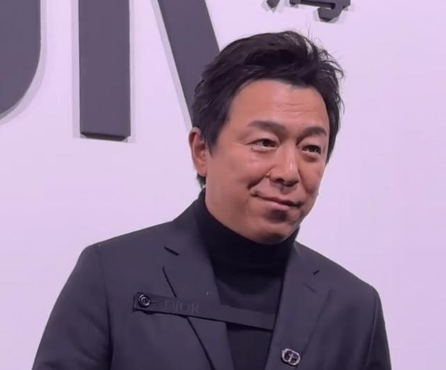 上海时尚活动明星生图：迪丽热巴人美造型丑，冯绍峰憔悴显老