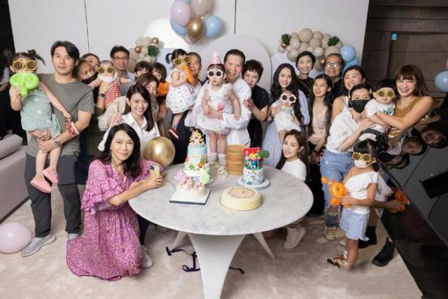 向华强带孙女探班向太，抱娃姿势老练超宠溺