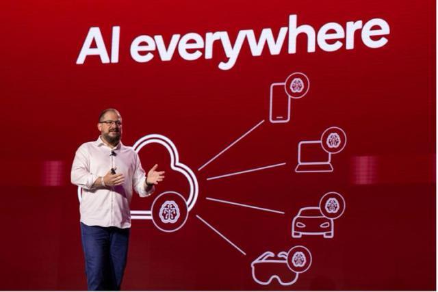 拿起运行百亿参数模型的手机，0.6秒就进入了AI世界