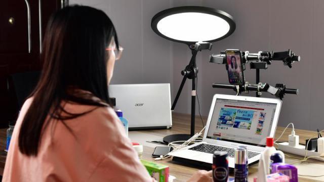 在职教师：不代课，带货