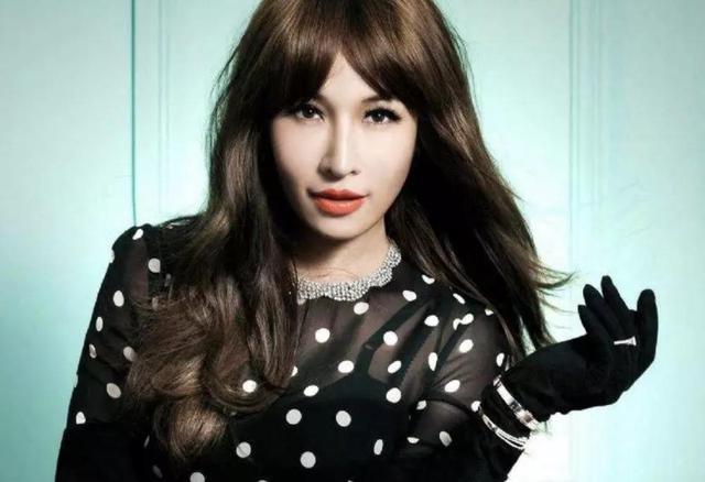 萧亚轩时隔6年带伤重归舞台，44岁事业再创辉煌，却交往数名小鲜肉未果