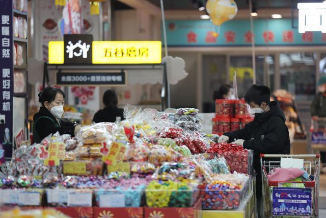 零食很忙“联姻”赵一鸣零食背后，量贩零食赛道烽烟四起