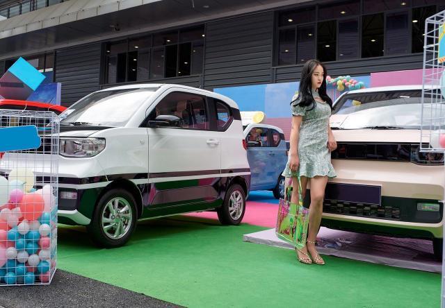 车企血拼双11！买车送LV包、巴黎双人游，特斯拉却宣布继续涨价