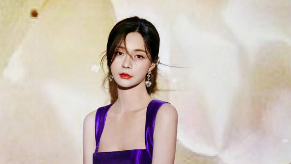 沈梦辰露性感美背 散发迷人的熟女气质