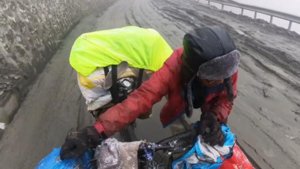 靠着一人一狗一单车，这哥们在B站上疯涨10万粉丝。