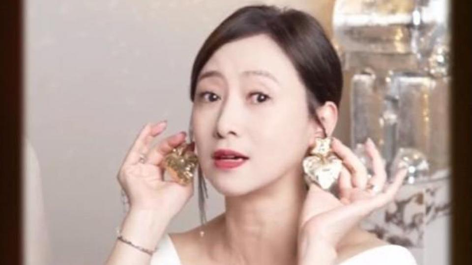 翁虹大晒珍藏首饰！巨型绿宝石能买别墅，靓表美玉摆满台