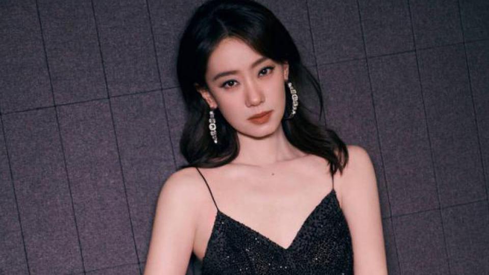 张小斐穿吊带裙好美 化身暗夜女王熠熠生辉