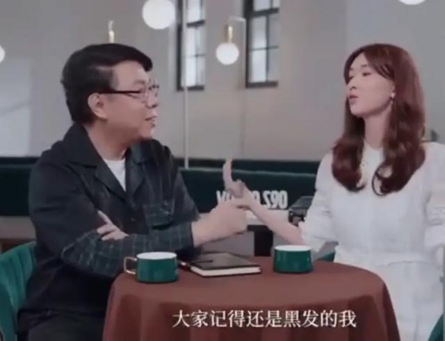 林志玲宣布退圈后罕露面，拎4万包陪老公会友