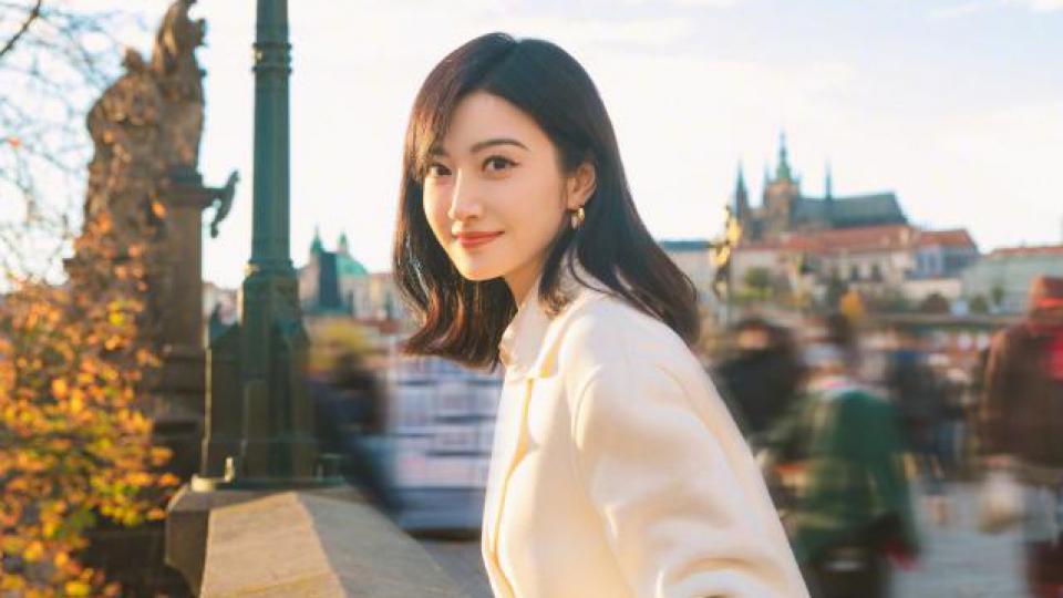 景甜穿白色大衣温柔优雅 回眸一笑太撩人