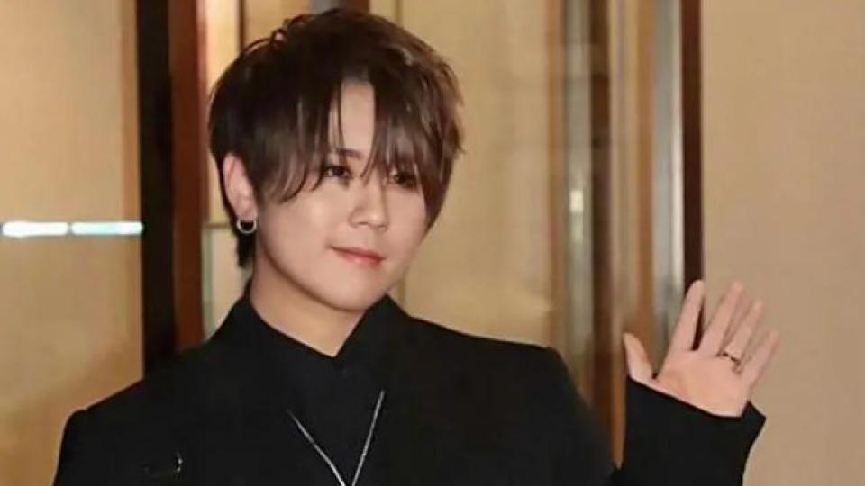 香港顶流姜涛被质疑假唱，怒挂素人照片开杠回怼后致歉